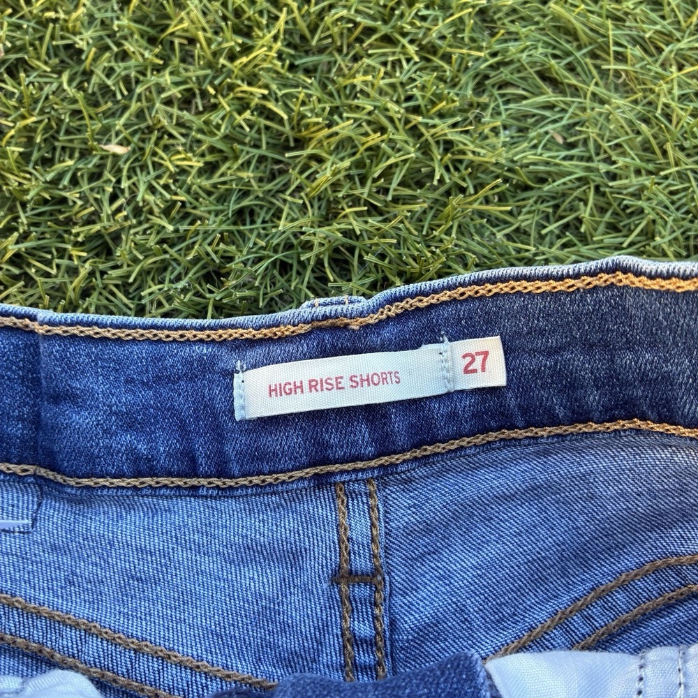 Levi's Women's Medium Wash Blue Denim High-Rise Jean Shorts Size 27 - Picture 3 of 5